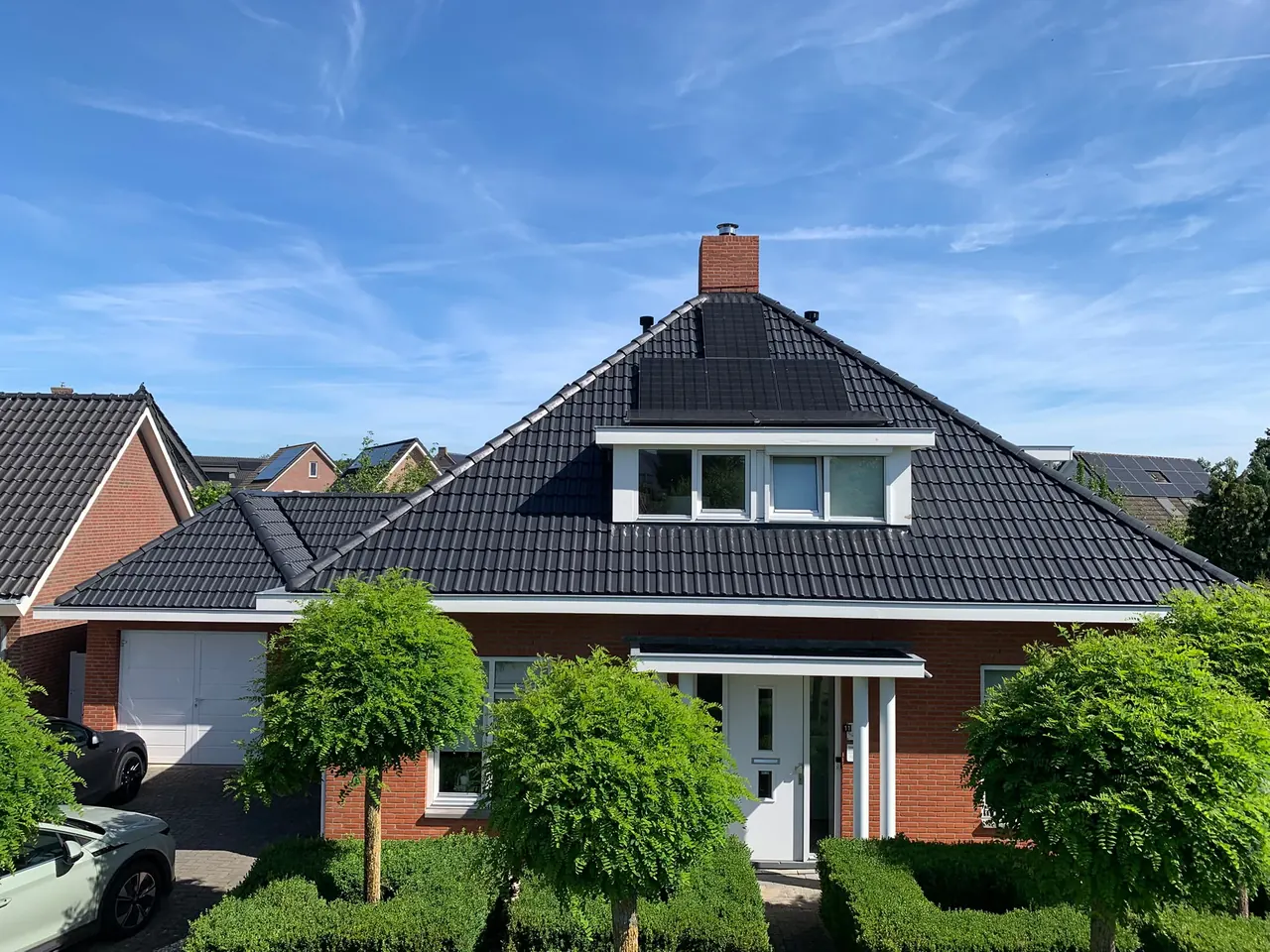 Woning met gereinigd dak door AZ Reiniging