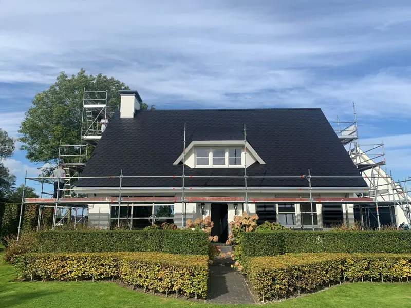 Dakreiniging en coating van een woning in de steigers