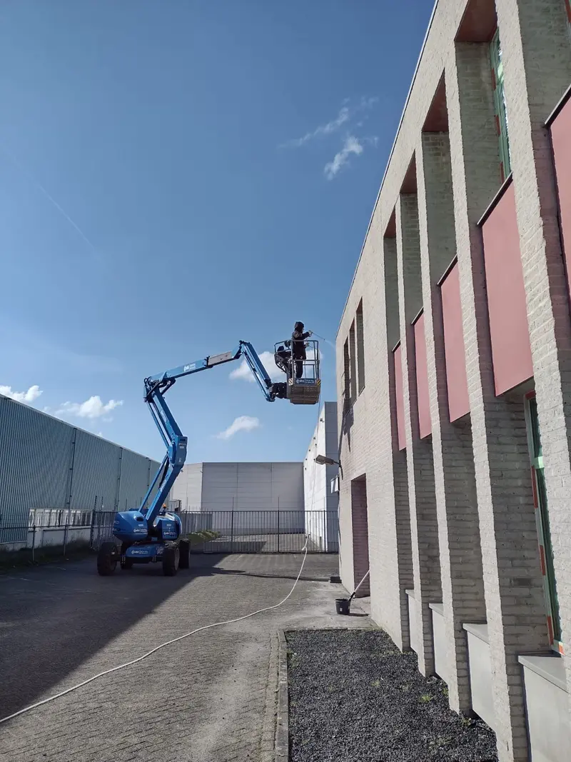 Gevelreiniging vanuit een hoogwerker