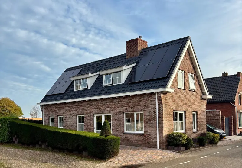 Woning met gereinigd dak en zonnepanelen