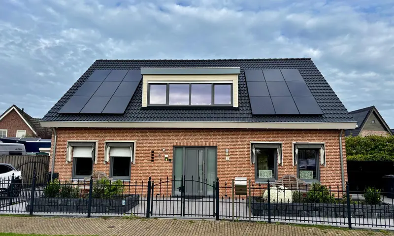 Gereinigd dak van een woning met zonnepanelen